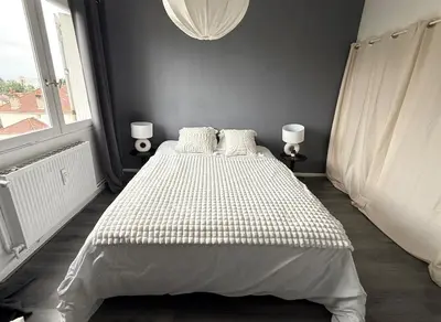 Un ou plusieurs lits dans un hébergement de l'établissement Spacieux appartement - 5min du centre ville
