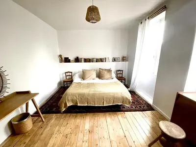 Un ou plusieurs lits dans un hébergement de l'établissement Sunny 3BR Apt