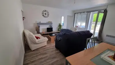 Coin salon dans l'établissement Champvans centre - Appartement calme et tout confort en plein centre du village