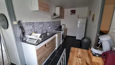 Cuisine ou kitchenette dans l'établissement Champvans centre - Appartement calme et tout confort en plein centre du village