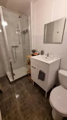 Salle de bains dans l'établissement Champvans centre - Appartement calme et tout confort en plein centre du village