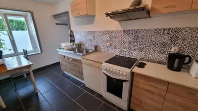 Cuisine ou kitchenette dans l'établissement Champvans centre - Appartement calme et tout confort en plein centre du village