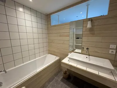 Salle de bains dans l'établissement Les Vignes Rouges