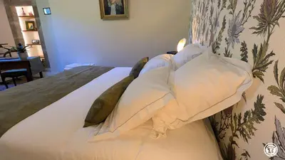 Un ou plusieurs lits dans un hébergement de l'établissement Château de Coraboeuf - Gîte de la Marquise