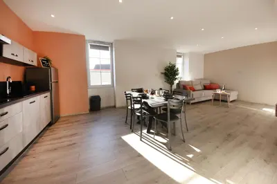 Cuisine ou kitchenette dans l'établissement L'appart 1807 - Spacieux et calme - Parking