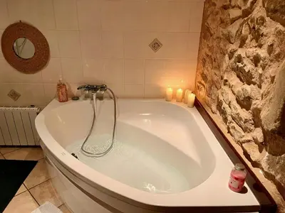 Salle de bains dans l'établissement Country House With Swimming Pool In Morvan