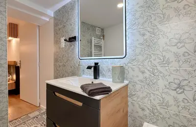 Salle de bains dans l'établissement Elégant et Calme au cœur du Centre-ville
