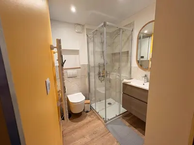 Salle de bains dans l'établissement La Diligence - Logement climatisé au coeur de Dijon