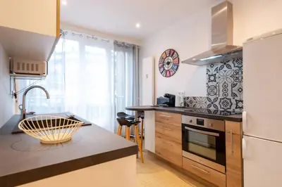 Cuisine ou kitchenette dans l'établissement Le Bleu des Remparts