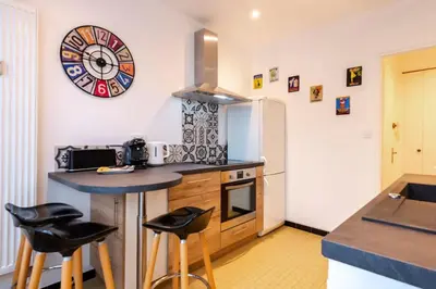 Cuisine ou kitchenette dans l'établissement Le Bleu des Remparts