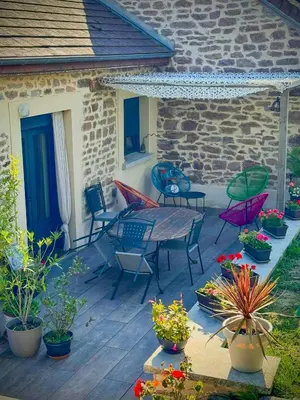 Jardin de l'établissement Cottage With Natural Pool In Burgundy
