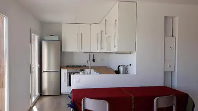 Cuisine ou kitchenette dans l'établissement Maison bois proche de l' A6