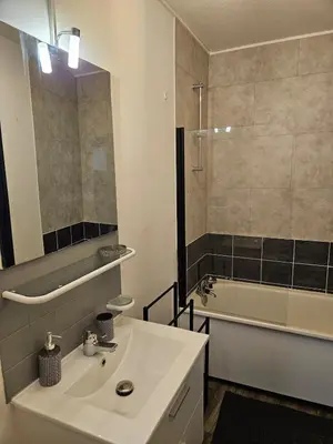 Salle de bains dans l'établissement Appartement T2
