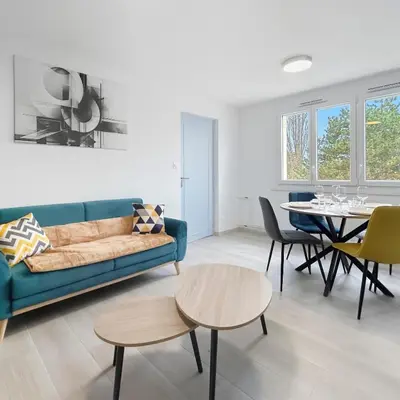 Coin salon dans l'établissement Appartement lumineux, épuré avec balcon et parking