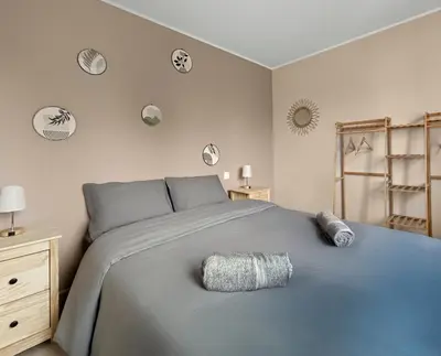 Un ou plusieurs lits dans un hébergement de l'établissement Appartement lumineux, épuré avec balcon et parking