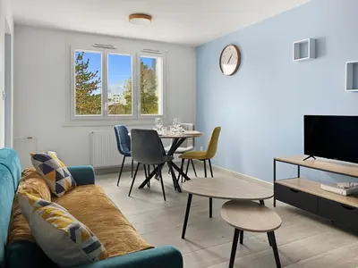 Télévision ou salle de divertissement dans l'établissement Appartement lumineux, épuré avec balcon et parking