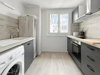 Cuisine ou kitchenette dans l'établissement Appartement lumineux, épuré avec balcon et parking