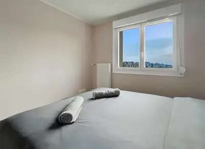 Un ou plusieurs lits dans un hébergement de l'établissement Appartement lumineux, épuré avec balcon et parking