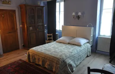 Un ou plusieurs lits dans un hébergement de l'établissement Vaste chambre au centre du bourg