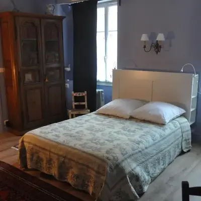 Vaste chambre au centre du bourg