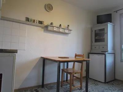 Cuisine ou kitchenette dans l'établissement Charmant studio meublé