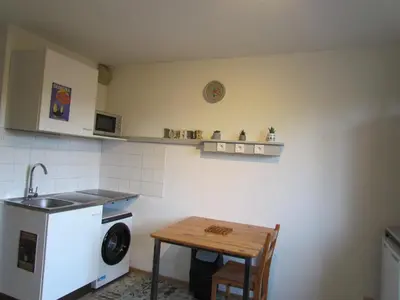 Cuisine ou kitchenette dans l'établissement Charmant studio meublé