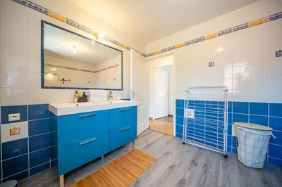 Salle de bains dans l'établissement Spacieux logement près de Chalon