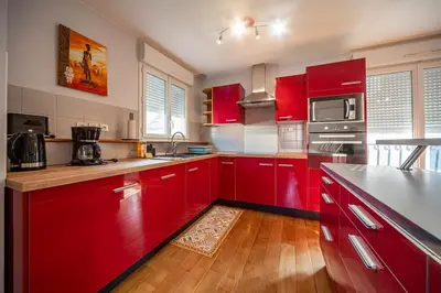 Cuisine ou kitchenette dans l'établissement Spacieux logement près de Chalon