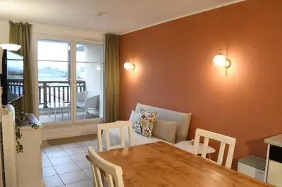 Coin salon dans l'établissement Beaune Levernois - Piscine Chauffée, Sauna et Golf