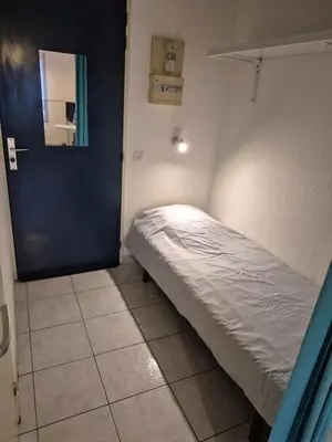 Un ou plusieurs lits dans un hébergement de l'établissement studio meublé centre ville Paray 3C04