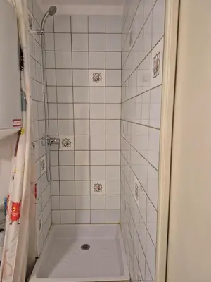 Salle de bains dans l'établissement studio meublé centre ville Paray 3C04