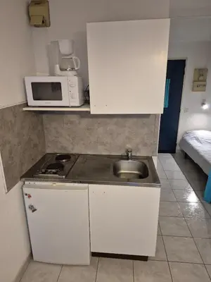 Cuisine ou kitchenette dans l'établissement studio meublé centre ville Paray 3C04