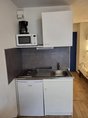 Cuisine ou kitchenette dans l'établissement Studio meublé centre ville Paray A4