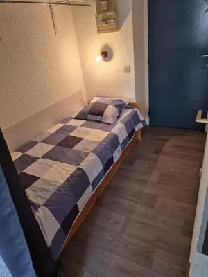 Un ou plusieurs lits dans un hébergement de l'établissement Studio meublé centre ville Paray 1B07