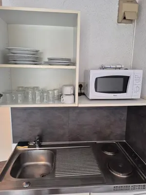 Cuisine ou kitchenette dans l'établissement Studio meublé centre ville Paray 1B07