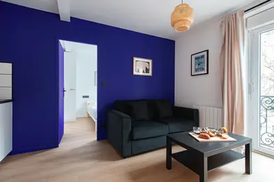 Coin salon dans l'établissement Résidence Mariotte - Le Bleu Majorelle - Appartement indépendant