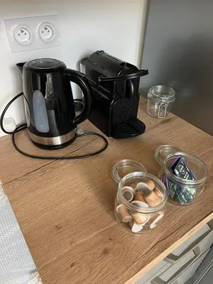 Plateau bouilloire dans l'établissement Chez Simone et Marguerite