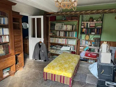 Bibliothèque dans la maison de vacances