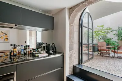 Cuisine ou kitchenette dans l'établissement Les Voûtes de Bressey, luxe et calme en hypercentre