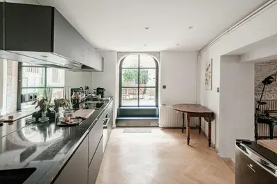 Cuisine ou kitchenette dans l'établissement Les Voûtes de Bressey, luxe et calme en hypercentre