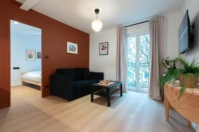 Télévision ou salle de divertissement dans l'établissement Le Brun Moka - Résidence Mariotte