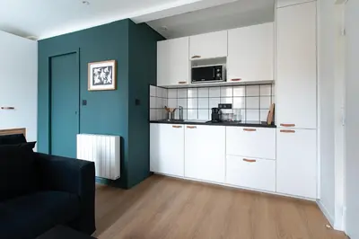 Cuisine ou kitchenette dans l'établissement Résidence Mariotte - Le Gris Ardoise - Appartement Indépendant