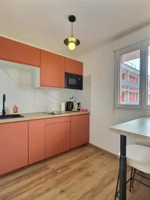 Cuisine ou kitchenette dans l'établissement Cozy La Rocade apartment with free parking
