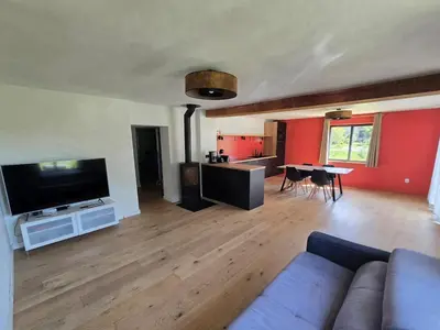 Télévision ou salle de divertissement dans l'établissement Maison à la campagne