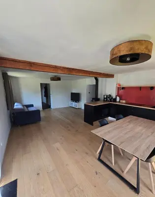 Télévision ou salle de divertissement dans l'établissement Maison à la campagne