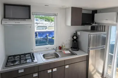 Cuisine ou kitchenette dans l'établissement Cottage flottant Premium Spa privé en supplément Port de Plaisance près Centre