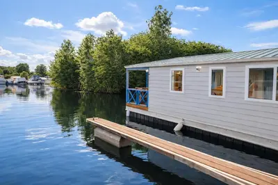 Vue sur la rivière ou le fleuve situé(e) à proximité de le bateau