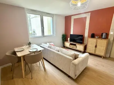 Télévision ou salle de divertissement dans l'établissement Le chateau d'Altheis