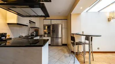 Cuisine ou kitchenette dans l'établissement Le 42 Authentique Terrasse et Parking privé
