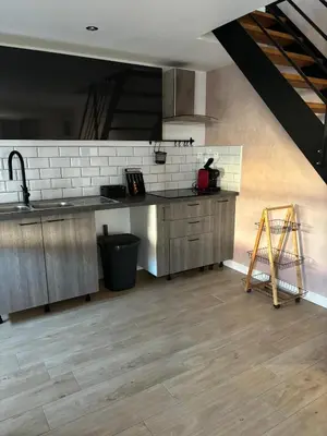Cuisine ou kitchenette dans l'établissement Maison f2 avec cour privative